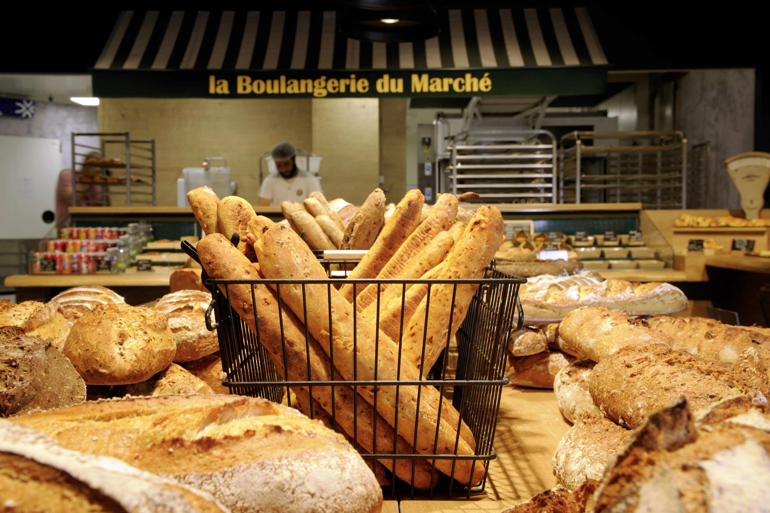 Un assortiment de pains frais à la Boulangerie du Marché.
