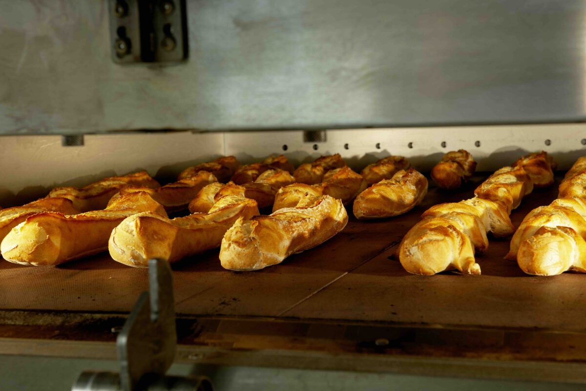 Des baguettes fraîchement cuites dans le four.