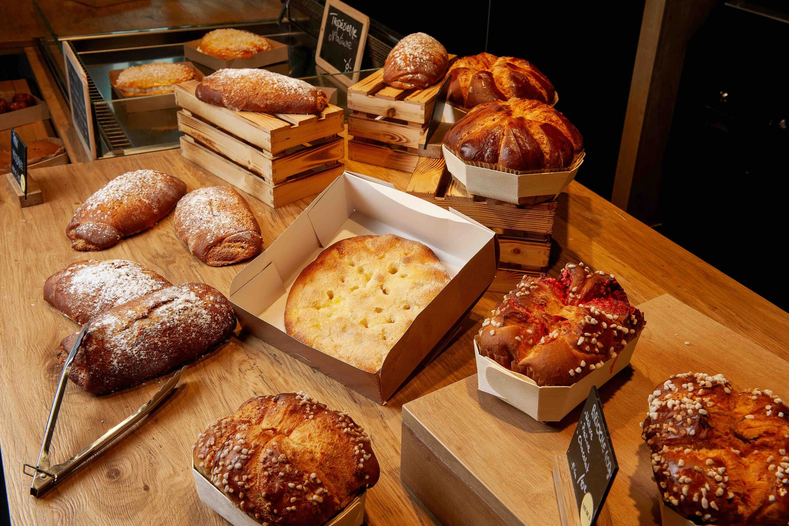 Un assortiment de douceurs artisanales proposées par la Boulangerie du Marché.