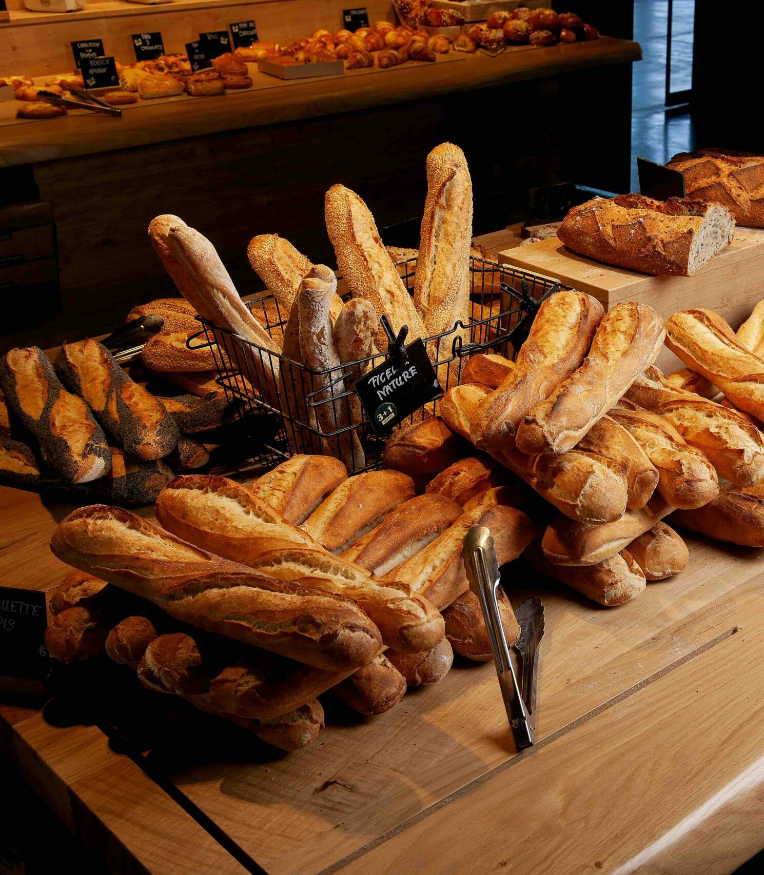 Des baguettes et pains frais disponibles à la Boulangerie du Marché.